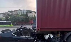 Kocaeli'nde feci kaza! Tıra arkadan çarpan otomobil hurdaya döndü, baba ile oğlu öldü!
