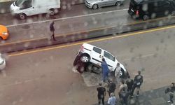 Başkent sele teslim oldu: Yol çöktü, araç çukura düştü, iş yerlerini su bastı!