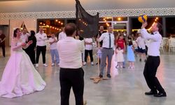 Voleybol sahasında başlayan aşk, düğün salonunda devam etti! Gelin ve damat file kurup voleybol oynadı