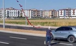 Yerdeki Türk bayrağını görünce trafiğe aldırış etmedi! Batmanlı işçinin davranışı takdir topladı
