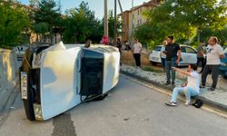 Karaman'da mucize kurtuluş: Kaldırıma çarpıp yan yatan otomobilden burnu bile kanamadan çıktı!
