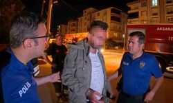 Evinin önüne park edilen kargo kamyonetinin lastiklerini kesip yakmak istedi