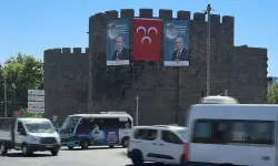 Diyarbakır’da dikkat çeken pankart: Tarihi surlara Bahçeli posteri asıldı