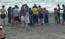 Filyos Sahili'nde korku dolu anlar! Denizde çırpınan vatandaşı cankurtaranlar son anda kurtardı