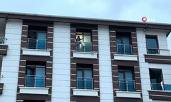 Ankara Pursaklar’da pencereye çıkan şahıs polis ekiplerince ikna edildi