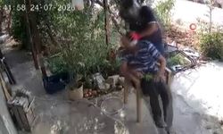 Film sahnesini aratmayan saldırı: Kasklı saldırgan yaşlı adamın boynunu kırmaya çalıştı! Dehşet anları kamerada