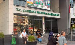 Kızılay'da otobüs bekleme çilesi: Vatandaşlar oturacak yer bulamıyor