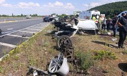 Konya’da korkutan kaza: Çarpmanın şiddetiyle otomobilin motoru koptu, 3 kişi yaralandı