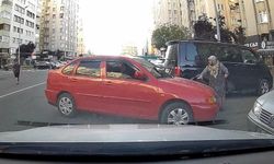 Park yeri kavgasında ilginç eden anlar! Bastonlu kadın geri adım atmadı, kazandı