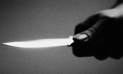İkiz kardeşlerin kavgası kanlı bitti: 17 yaşındaki çocuk, kardeşini ekmek bıçağıyla yaraladı