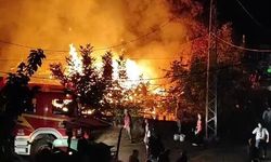 Gece yarısı çıkan yangın baba ile oğlunun evini küle çevirdi