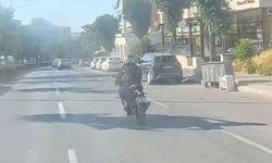 Eskişehir'de motosiklet sürücüsünden trafiğin ortasında ölümüne şov: İki elini gidondan çekti!