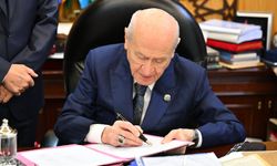 Bahçeli çerçeve yasa teklifine ilk imzayı attı!