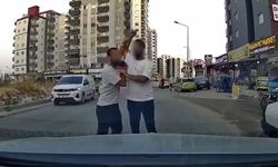 Adana'da trafikte akılalmaz olay: Sürücü testereyle saldırmaya çalıştı!