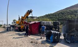 Hatay'da freni boşalan tır ortalığı savaş alanına çevirdi! Otomobile çarpıp devrildi