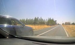 Haber takibi yapan muhabiri taciz edip kazaya sürüklediler! O anlar kamerada