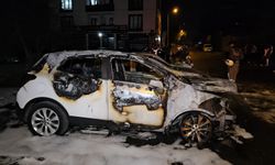 Avcılar’da galerideki otomobiller alev alev yandı!
