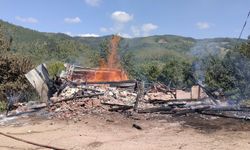 Kastamonu’da ev alev alev yandı: Alevlerden geriye enkaz kaldı