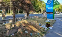 Sıhhiye'deki Cumhuriyet Parkı'nda çöp tepkisi: Bakımsız görüntüler dikkat çekiyor