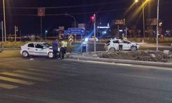 Diyarbakır’da feci kaza: İki otomobil çarpıştı, 7 kişi yaralandı