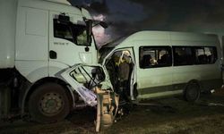 Hatay’da işçi servisi ile TIR çarpıştı: 1 ölü, 15 yaralı