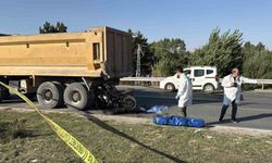 Sivas'ta feci kaza: Kamyona çarpan motosiklet sürücüsü öldü