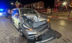 Uşak'ta otomobiller çarpıştı: 2'si çocuk 6 kişi yaralandı