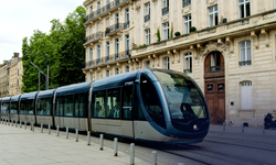 İstanbul'da korkutan kaza! Tramvay raydan çıktı, yolcular tahliye edildi
