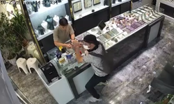 Ankara'da kuyumcuda film gibi hırsızlık! Bilezikleri alıp kaçtı, çıraktan kurtulamadı