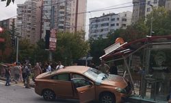 Otomobil tramvay durağına girdi, bekleyenler son anda kurtuldu