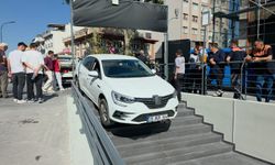 Kütahya’da sıra dışı kaza: Otomobil marketin merdivenlerinde asılı kaldı