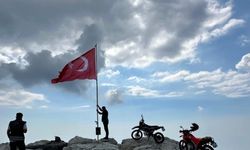 Amanos Dağları’nda anlamlı gelenek: 2 bin 200 rakıma motosikletle çıktılar, zirvedeki Türk bayrağını yenilediler