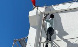 Türk bayrağını ters görünce içi rahat etmedi: Hiç tereddüt etmeden 10 metre yüksekliğindeki iskeleye tırmandı
