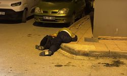 Eskişehir’de ilginç görüntü: Alkollü şahıs kaldırımda sızdı, telefonundaki müzik ise çalmaya devam etti