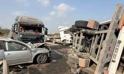 Tarsus’ta tır bariyerleri parçalayıp karşı şeride geçti: Ortalık savaş alanına döndü; 1 ölü, 2 yaralı