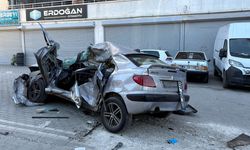 Ankara’da feci kaza: Beton mikseriyle çarpışan otomobil kaldırıma çıktı 1’i ağır 5 yaralı