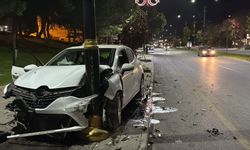 Sivas’ta otomobil aydınlatma direğine saplandı: 4 kişi yaralandı