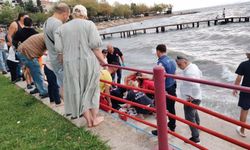 Arkadaşıyla tartışmasının ardından denize atladı: Kadının yardımına cankurtaranlar koştu