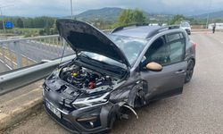 İnegöl’de kontrolden çıkan araç bariyerlere çarptı: 2 kişi yaralandı