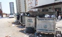 Mahalleliden belediyeye çöp tepkisi: Biriken atıkları kendi elleriyle topladılar