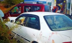 İzmir’de dönüş manevrası kazayla bitti: 1’i ağır 8 kişi yaralandı