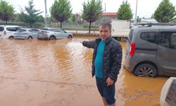 Rize’de sel ilçe merkezini göle çevirdi: 2 gün önce aldığı aracı sular altında kaldı