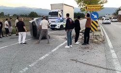Çarpmamak için manevra yaptı, otomobili devrildi! Kaza anı kamerada