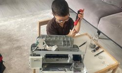 Ankara'da minik usta Eymen: Oyuncaklarla oynamak yerine elektronik eşyaların içini açıyor!