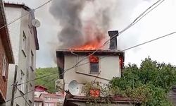 Kastamonu'da iki katlı ev alevlere teslim oldu: Ekipler seferber oldu