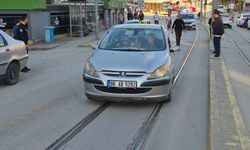 Eskişehir’de otomobilin çarptığı kadın hastaneye kaldırıldı