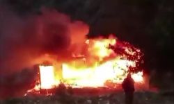 Amasya’da ahşap ev alevlere teslim oldu: 80 yaşındaki ev sahibi kurtuldu