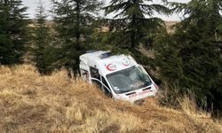 Eskişehir’de hasta taşıyan ambulans kaza yaptı: 3 kişi yaralandı