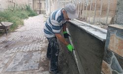 Cübbesini çıkarıp eline malayı aldı: Cami imamından örnek davranış
