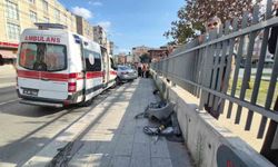 İstanbul’da otomobil kaldırımdaki yayaların arasına daldı: 4 yaralı